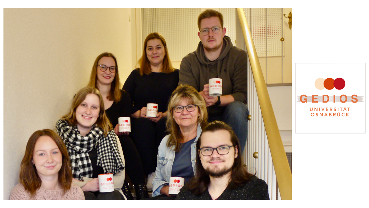 Foto Team Geschichtsdidaktik; Didaktik der Geschichte; GEDIOS-Team; Patricia Husemann, B.A., Imke Sofie Selle, M.Ed., Lina-Sofie Winkler, Prof. Dr. Lale Yildirim, Dr. Hannelore Oberpenning-Kröger, Marek Alferink, B.A., Michael Boyko, B.A. (v.l.n.r.); Universität Osnabrück; Logo GEDIOS